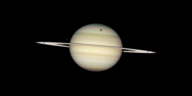 NASA опубликовало удивительные фотографии спутников Сатурна, 6 фото
