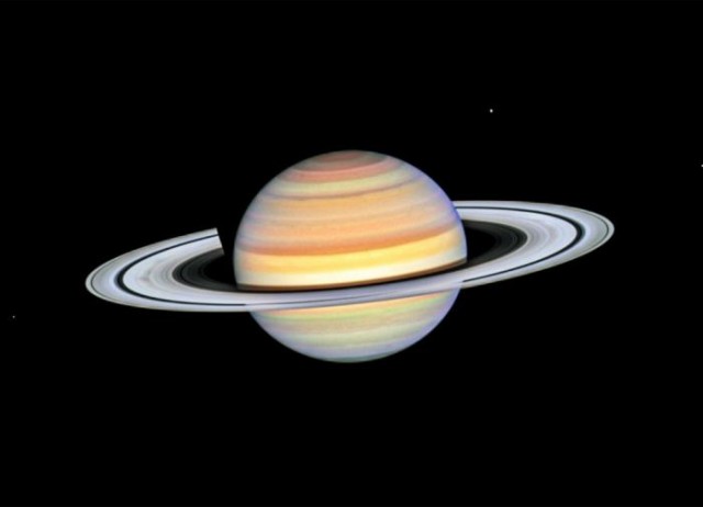 Как выглядят кольца Сатурна, если смотреть на них с его поверхности? 2 фото и текст