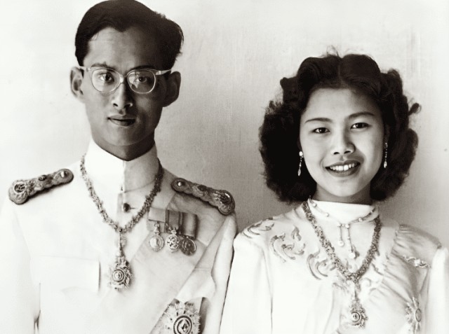 Что сделал король Таиланда, когда застукал свою жену на ложе с телохранителем? 9 фото и текст