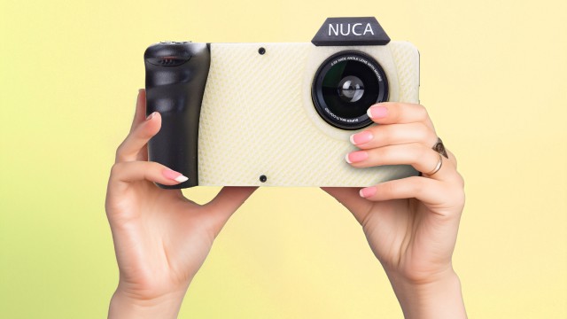 Дизайнеры представили Nuca — ИИ-фотокамеру, которая раздевает людей на снимках, 4 картинки и текст