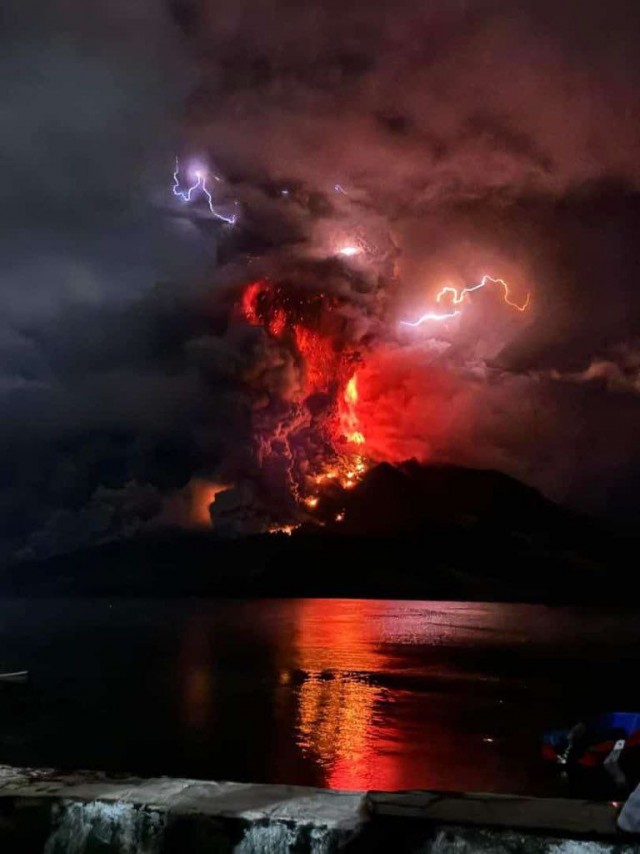 Апокалиптические кадры приходит из Индонезии, где начал извергаться опасный вулкан Руанг, 6 фото и текст