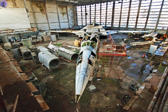 Заброшенный дальний ракетоносец Ту-22М3, забытый в бывшем ремонтном цехе, 52 фото и текст